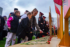 В преддверии Дня Победы на Аллее ветеранов состоялось торжественное возложение цветов к мемориалу