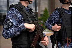 В Москве росгвардейцы и полицейские задержали мужчину после стрельбы из окна дома